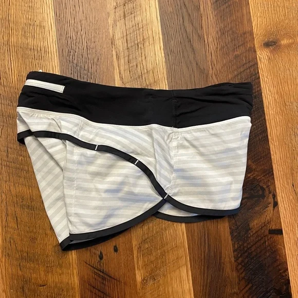 Lululemon Speed Shorts - Quiet Stripe, Size 4 - Picture 4 of 10